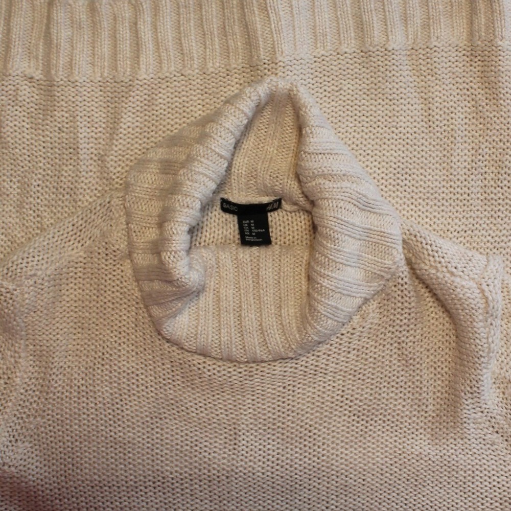 H&M‎ Basic $40 Medium Cream Open Fine Knit Turtleneck Wool Blend Classic Sweater